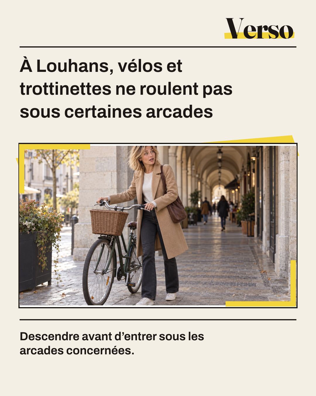 Camille pousse un vélo à panier sous des arcades de pierre, dans la lumière du jour. Texte : À Louhans, vélos et trottinettes ne roulent pas sous certaines arcades. Descendre avant d’entrer sous les arcades concernées.